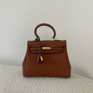 Inzi leather crossbody bag in camel